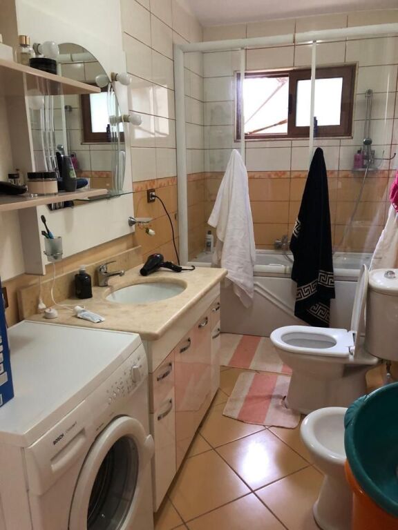 DUPLEX IN VENDITA – VIA MUHAMET GJOLLESHA (21 DICEMBRE)  📍 Dietro la scuola “Sabaudin Gabrani” 📐 235 m² | 2 ipoteche 🏢 5° &amp; 6° piano | Edificio esistente ☀️ Orientamento Est–Ovest  Organizzazione: 2 saloni, 2 cucine, 3 camere da letto, 4 balconi (1 chiuso 10 m²) + grande veranda.  ✔️ Ristrutturato ✔️ Parquet &amp; scale in legno ✔️ Camino, pannello solare ✔️ Telecamere di sicurezza  💰 400.000 € (Vendita per motivi di emigrazione)