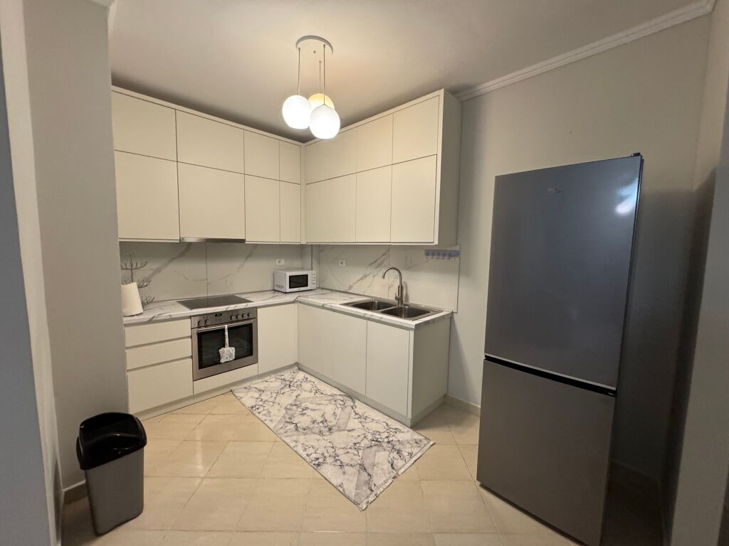 Jepet me qira apartament 2+1 📍 Kodra e Diellit, pranë Eleonorës 🏢 Kati 1, pallat i ri me ashensor 🛋️ Totalisht i mobiluar me mobilim bashkëkohor 💶 Çmimi: 550 € / muaj