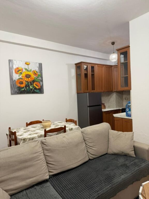 Jepet me Qira Apartament 1+1 + Ballkon – Komuna e Parisit !