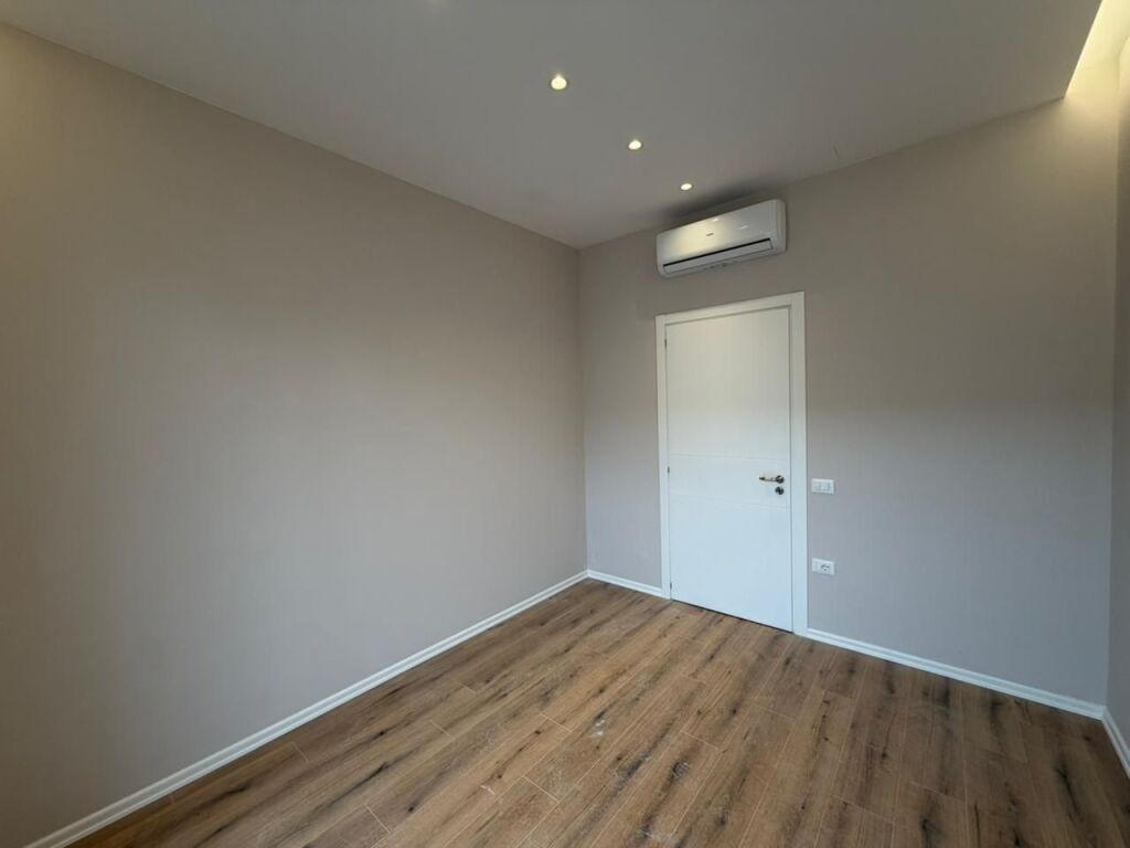 Apartment 2+1+Parking for rent at Komuna e Parisit.