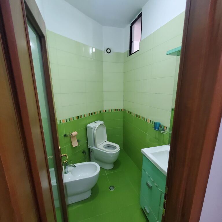 Affittasi appartamento 3+1+2 – Centro, Via Him Kolli  Appartamento arredato in affitto, in una delle zone più richieste di Tirana.  📍 Posizione: Via Him Kolli, Centro 🏢 3° piano, palazzo con ascensore 🛏 Tipologia: 3+1+2 💶 Prezzo: 1000 Euro / mese