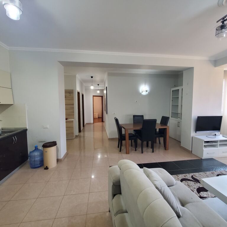 Affittasi appartamento 3+1+2 – Centro, Via Him Kolli  Appartamento arredato in affitto, in una delle zone più richieste di Tirana.  📍 Posizione: Via Him Kolli, Centro 🏢 3° piano, palazzo con ascensore 🛏 Tipologia: 3+1+2 💶 Prezzo: 1000 Euro / mese