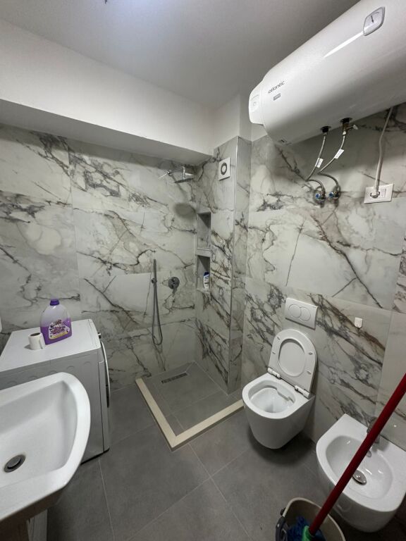 Jepet me qera apartament 2+1 me pamje deti