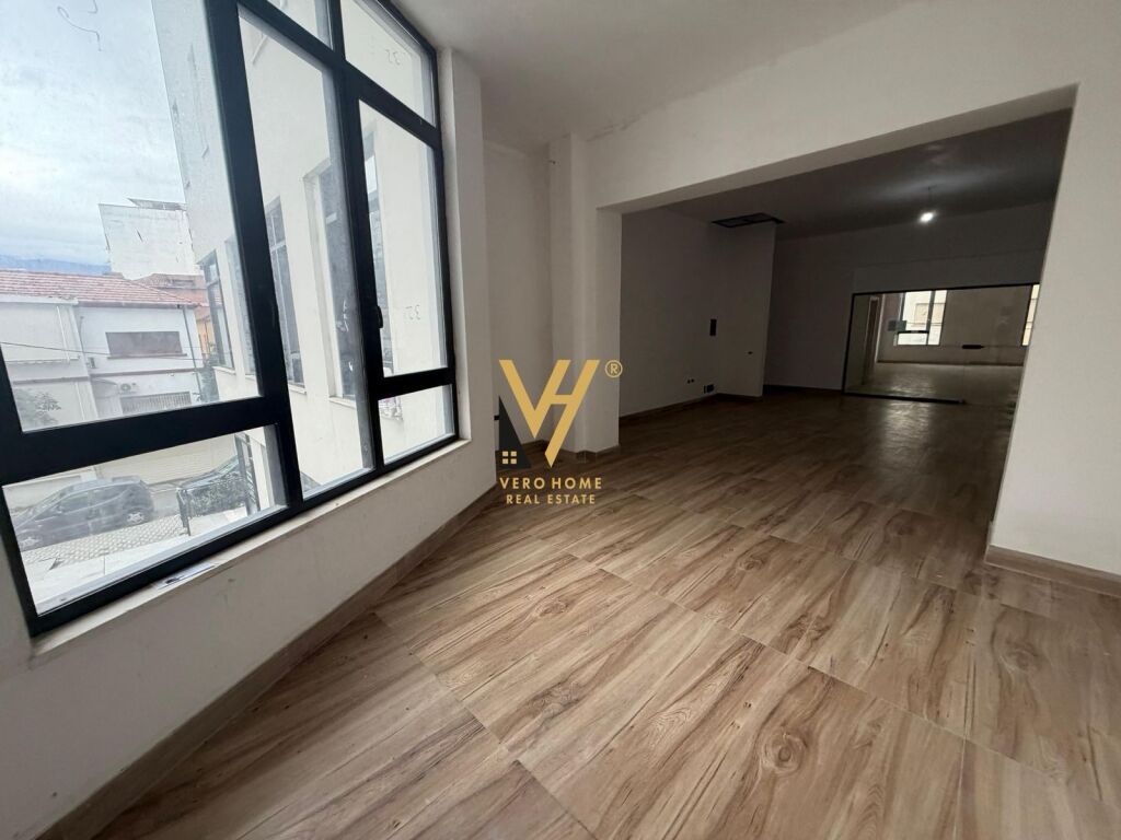 OFFICE 680 M2 FOR RENT ON MINE PEZA STREET 15,600 EURO