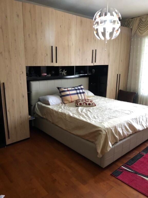 DUPLEX IN VENDITA – VIA MUHAMET GJOLLESHA (21 DICEMBRE)  📍 Dietro la scuola “Sabaudin Gabrani” 📐 235 m² | 2 ipoteche 🏢 5° &amp; 6° piano | Edificio esistente ☀️ Orientamento Est–Ovest  Organizzazione: 2 saloni, 2 cucine, 3 camere da letto, 4 balconi (1 chiuso 10 m²) + grande veranda.  ✔️ Ristrutturato ✔️ Parquet &amp; scale in legno ✔️ Camino, pannello solare ✔️ Telecamere di sicurezza  💰 400.000 € (Vendita per motivi di emigrazione)