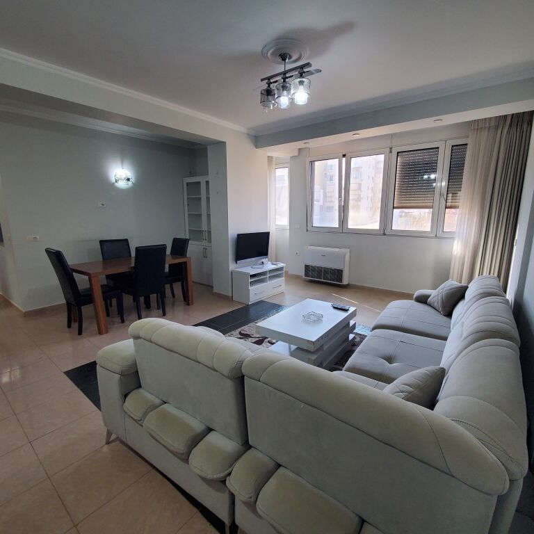 Affittasi appartamento 3+1+2 – Centro, Via Him Kolli  Appartamento arredato in affitto, in una delle zone più richieste di Tirana.  📍 Posizione: Via Him Kolli, Centro 🏢 3° piano, palazzo con ascensore 🛏 Tipologia: 3+1+2 💶 Prezzo: 1000 Euro / mese