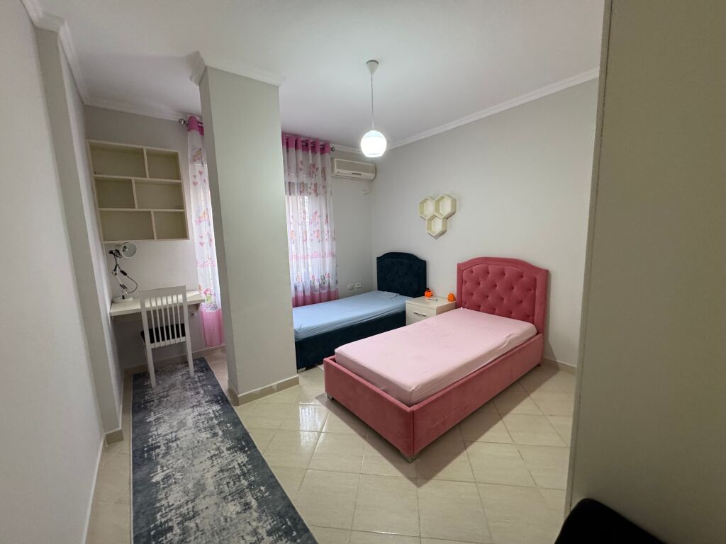 Jepet me qira apartament 2+1 📍 Kodra e Diellit, pranë Eleonorës 🏢 Kati 1, pallat i ri me ashensor 🛋️ Totalisht i mobiluar me mobilim bashkëkohor 💶 Çmimi: 550 € / muaj