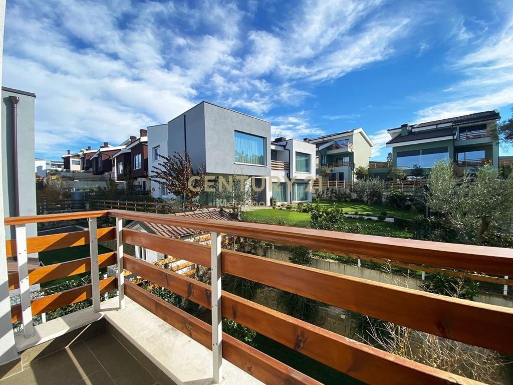 Vilë për Qira tek " Long Hill " Residence 3,000 € /Muaj