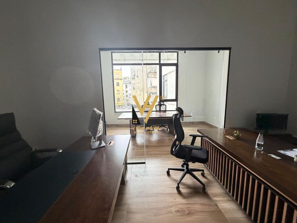 OFFICE 680 M2 FOR RENT ON MINE PEZA STREET 15,600 EURO