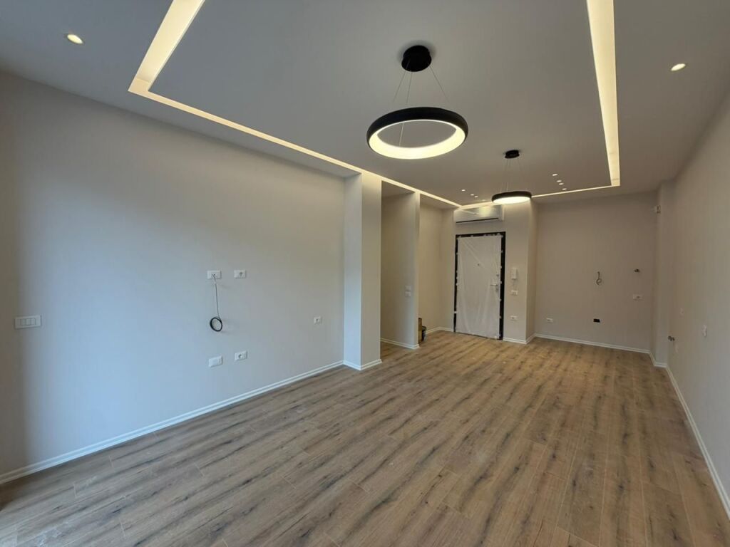Apartment 2+1+Parking for rent at Komuna e Parisit.