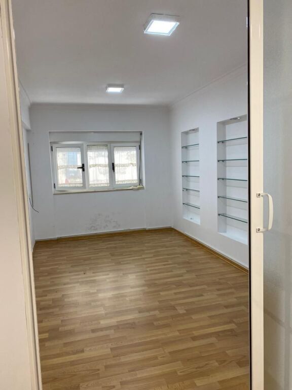 ZYRE ME QERA 120 M2 QENDER 140.000 LEKE