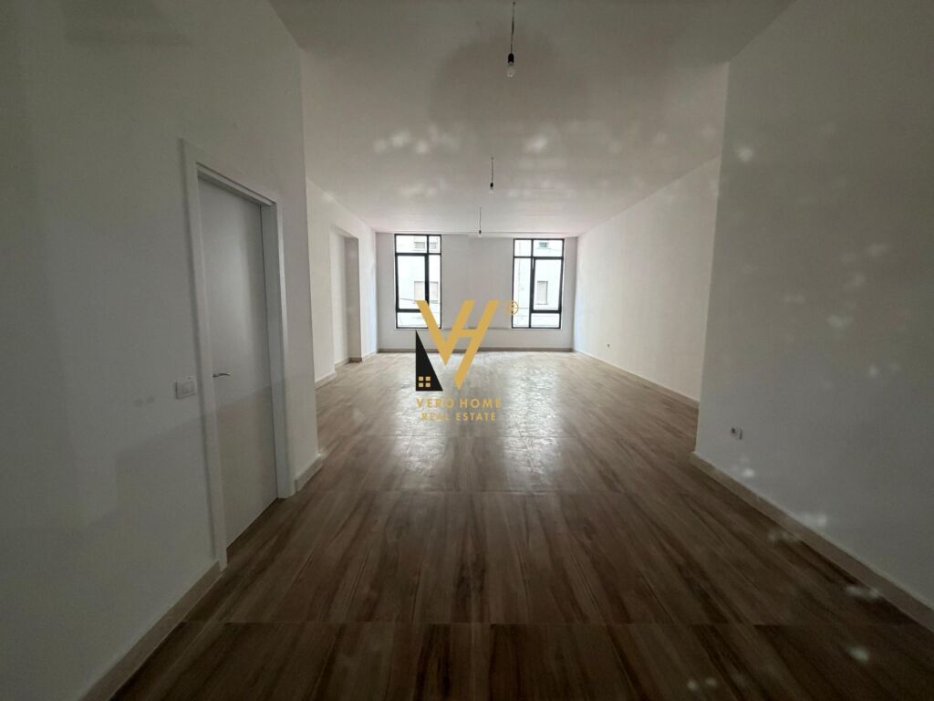 OFFICE 680 M2 FOR RENT ON MINE PEZA STREET 15,600 EURO