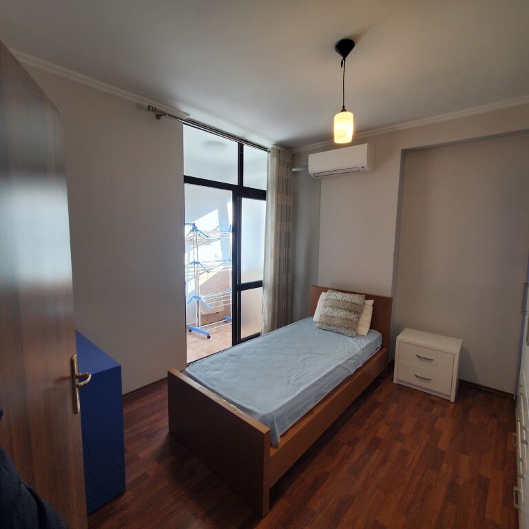 Affittasi appartamento 3+1+2 – Centro, Via Him Kolli  Appartamento arredato in affitto, in una delle zone più richieste di Tirana.  📍 Posizione: Via Him Kolli, Centro 🏢 3° piano, palazzo con ascensore 🛏 Tipologia: 3+1+2 💶 Prezzo: 1000 Euro / mese