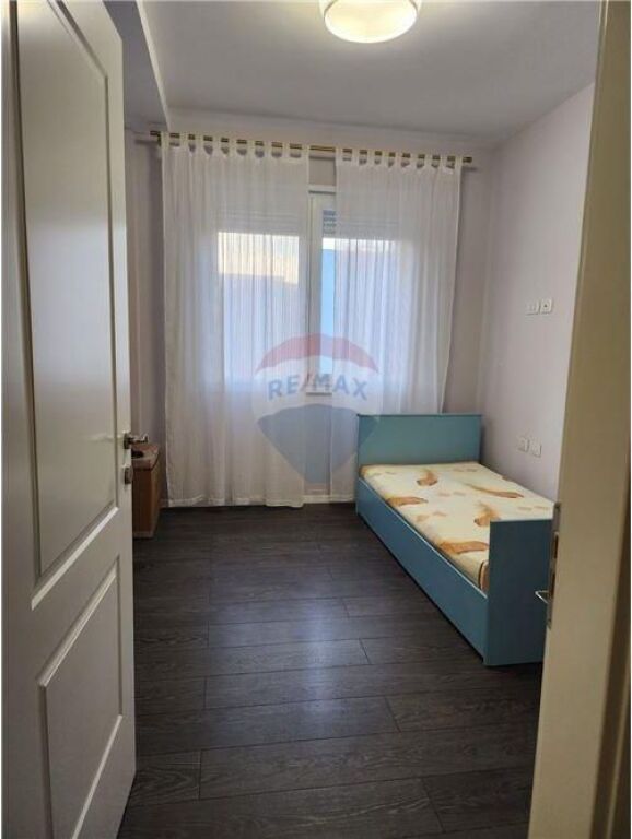 Jepet me Qira Apartament 2+1+2 + post parkimi me qira ne rrugen Artan Lenja, prane Inxhinierise se Ndertimit!