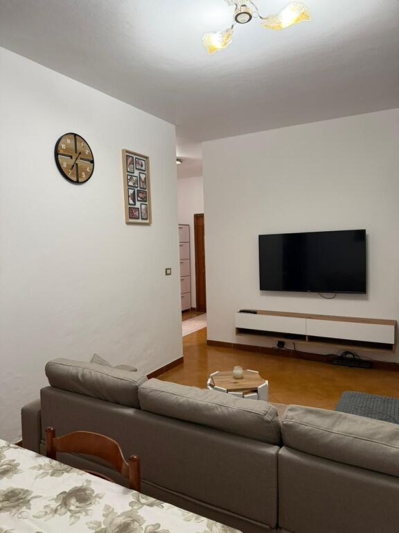 Jepet me Qira Apartament 1+1 + Ballkon – Komuna e Parisit !