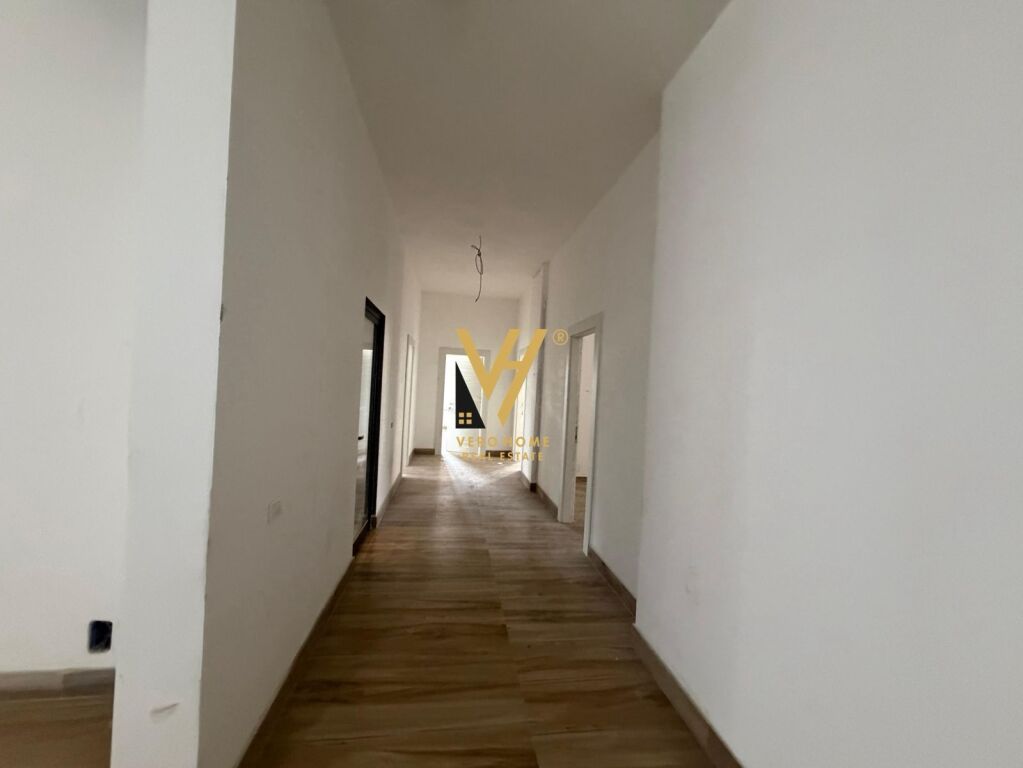 OFFICE 680 M2 FOR RENT ON MINE PEZA STREET 15,600 EURO