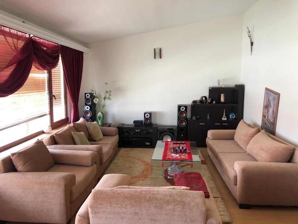 DUPLEX IN VENDITA – VIA MUHAMET GJOLLESHA (21 DICEMBRE)  📍 Dietro la scuola “Sabaudin Gabrani” 📐 235 m² | 2 ipoteche 🏢 5° &amp; 6° piano | Edificio esistente ☀️ Orientamento Est–Ovest  Organizzazione: 2 saloni, 2 cucine, 3 camere da letto, 4 balconi (1 chiuso 10 m²) + grande veranda.  ✔️ Ristrutturato ✔️ Parquet &amp; scale in legno ✔️ Camino, pannello solare ✔️ Telecamere di sicurezza  💰 400.000 € (Vendita per motivi di emigrazione)