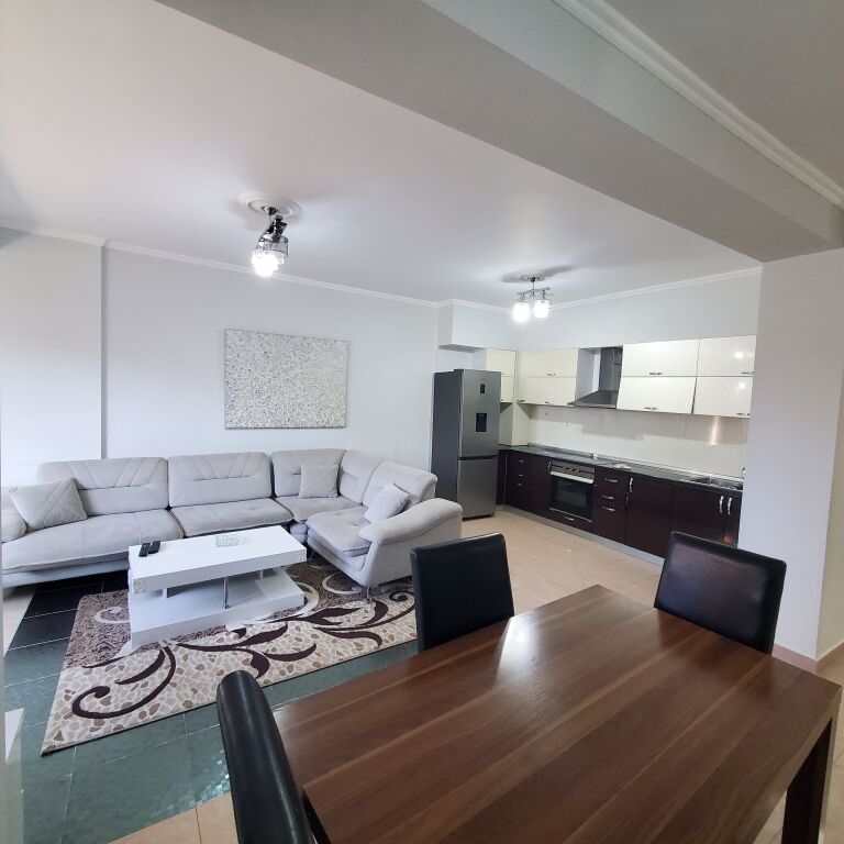 Affittasi appartamento 3+1+2 – Centro, Via Him Kolli  Appartamento arredato in affitto, in una delle zone più richieste di Tirana.  📍 Posizione: Via Him Kolli, Centro 🏢 3° piano, palazzo con ascensore 🛏 Tipologia: 3+1+2 💶 Prezzo: 1000 Euro / mese