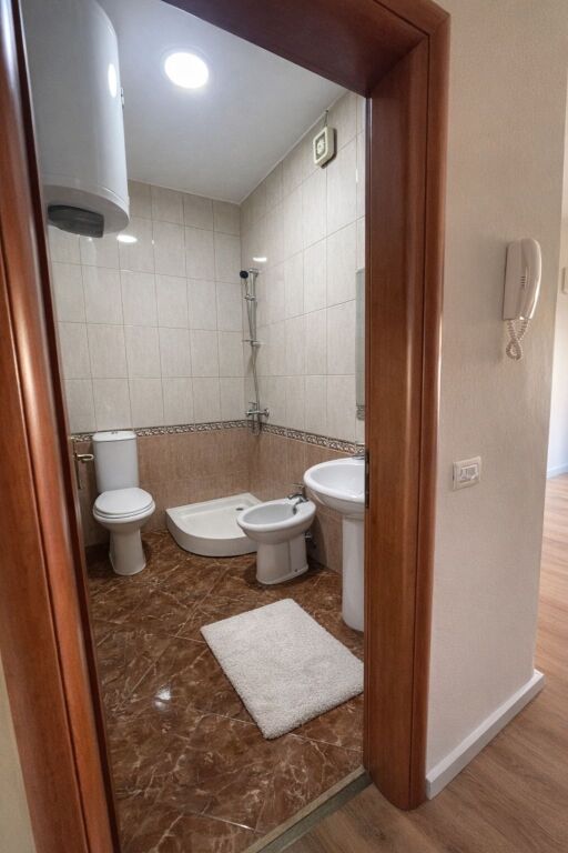 Jepet me Qira Apartament 1+1 – Komuna e Parisit !
