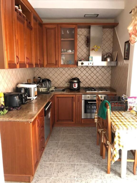 DUPLEX IN VENDITA – VIA MUHAMET GJOLLESHA (21 DICEMBRE)  📍 Dietro la scuola “Sabaudin Gabrani” 📐 235 m² | 2 ipoteche 🏢 5° &amp; 6° piano | Edificio esistente ☀️ Orientamento Est–Ovest  Organizzazione: 2 saloni, 2 cucine, 3 camere da letto, 4 balconi (1 chiuso 10 m²) + grande veranda.  ✔️ Ristrutturato ✔️ Parquet &amp; scale in legno ✔️ Camino, pannello solare ✔️ Telecamere di sicurezza  💰 400.000 € (Vendita per motivi di emigrazione)