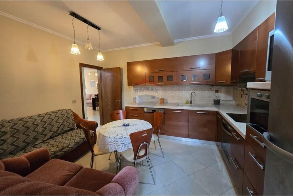 Apartament me qira 3+1+2 Komuna Parisit
