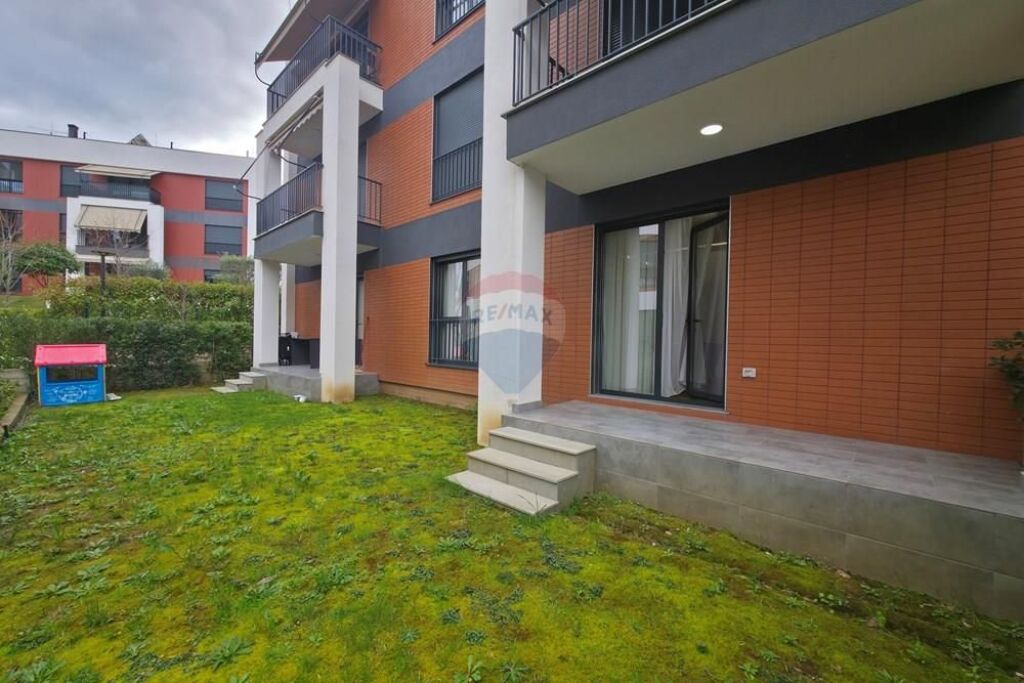 APARTMENT 3+1+2 WITH YARD+2 PARKING SPOTS FOR RENT!