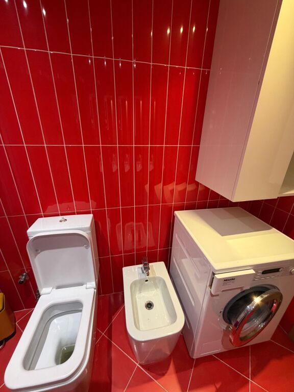 2+1,e mobiluar me post parkimi,rruga peti,liqeni,700 euro