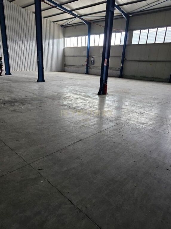 Magazzino di 300m2 in affitto sull'autostrada Durazzo-Tirana