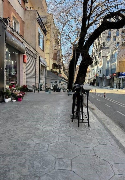 MYSLYM SHYRI, VENDIAMO NEGOZIO