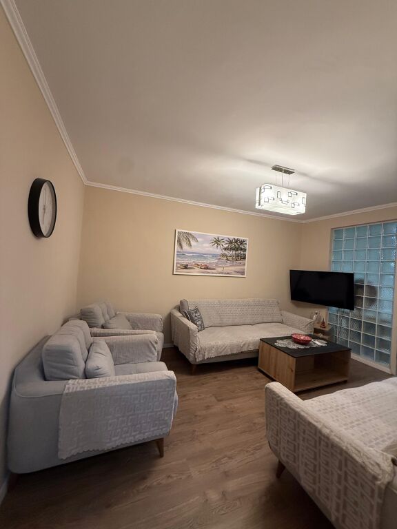 🏠 Jepet me Qira Apartament 2+1 📍 Myslym Shyr  🏢 Kati i 3, pallat ekzistues 📐 Siperfaqe: 93.7 m² 💶 Çmimi: 80.000 Leke / Muaj