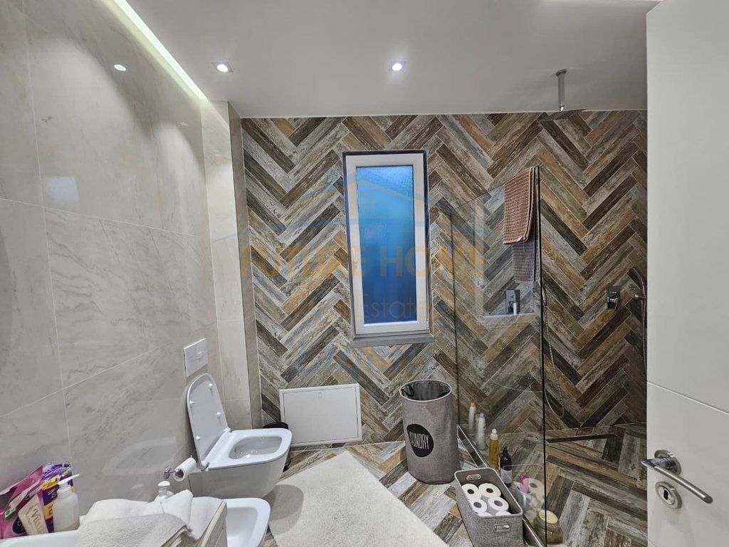 Affitto, Villa su 3 piani, Pezë Helmes, Tirana.