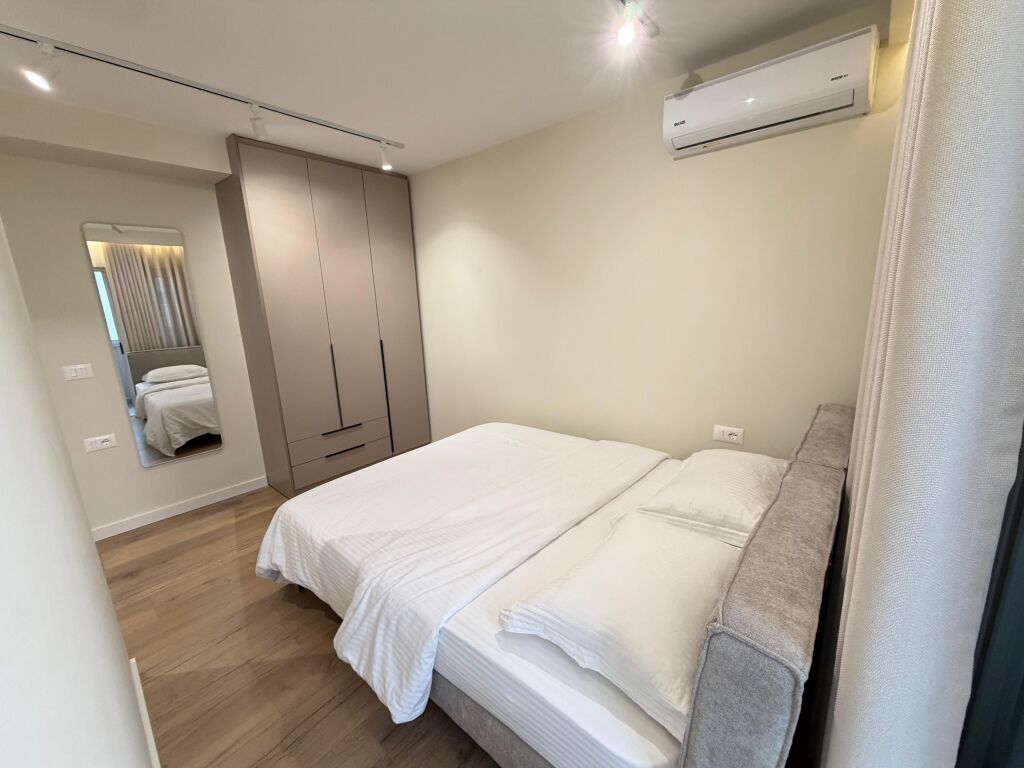 🔥 SUPER INVESTIMENTO in 21 Dhjetori!  🏢 Vendesi in vendita 2 Appartamenti 1+1 (insieme) 📍 All'incrocio di 21 Dhjetori 🏢 5° piano (ultimo) – edificio esistente, senza ascensore 📐 65 m² nel registro  ✨ Completamente arredati 🆕 Ristrutturati e mai abitati 💼 Ideali per affitto a lungo termine o giornaliero (Airbnb)  💶 200.000 € (entrambi insieme)  