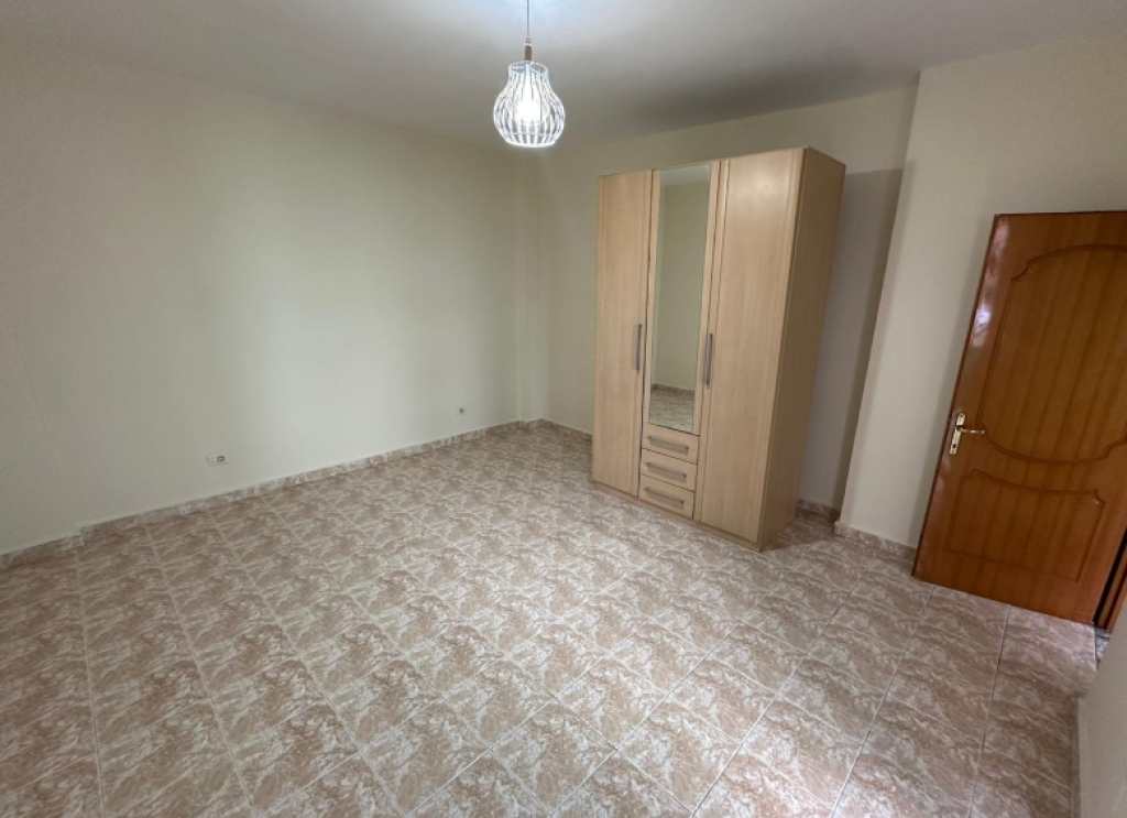 🏢 Jepet me Qira Apartament 3+1+2 – Komuna e Parisit | Kristal Center