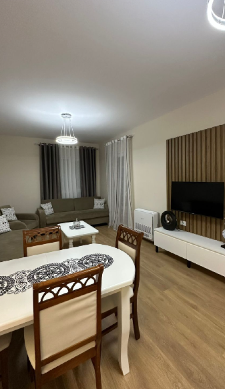 🏢 Jepet me Qira Apartament 1+1 + Post Parkimi – Rruga 5 Maji  