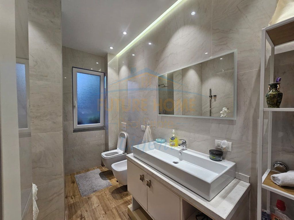 Affitto, Villa su 3 piani, Pezë Helmes, Tirana.