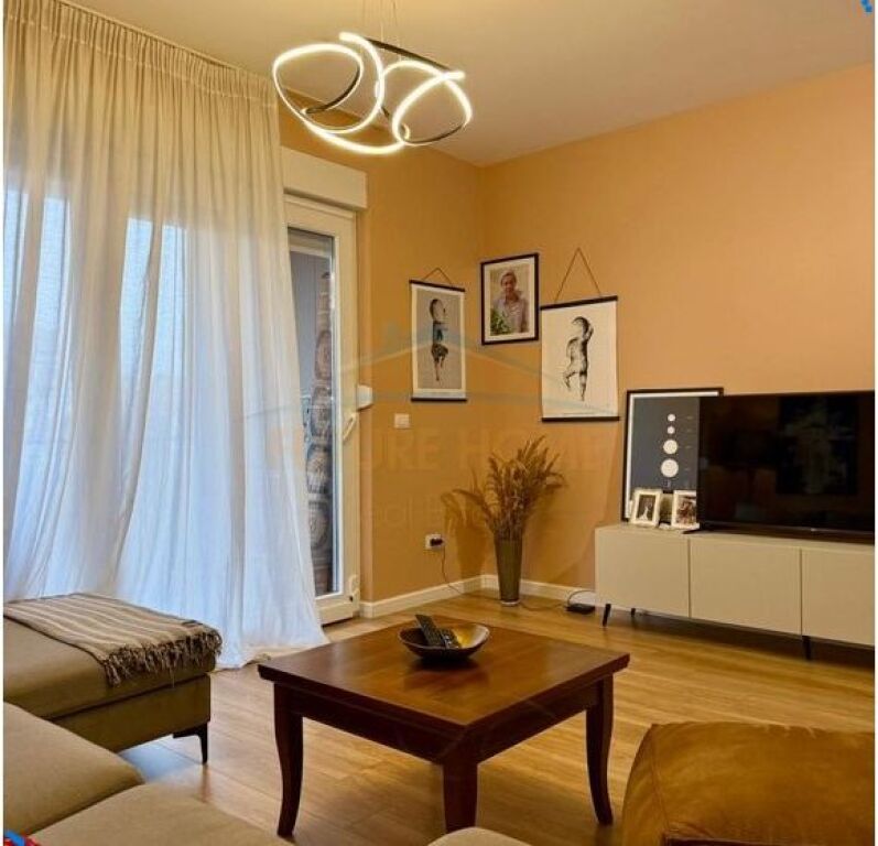Shitet, Apartament 2+1+2, Rruga e Barrikadave, Tiranë