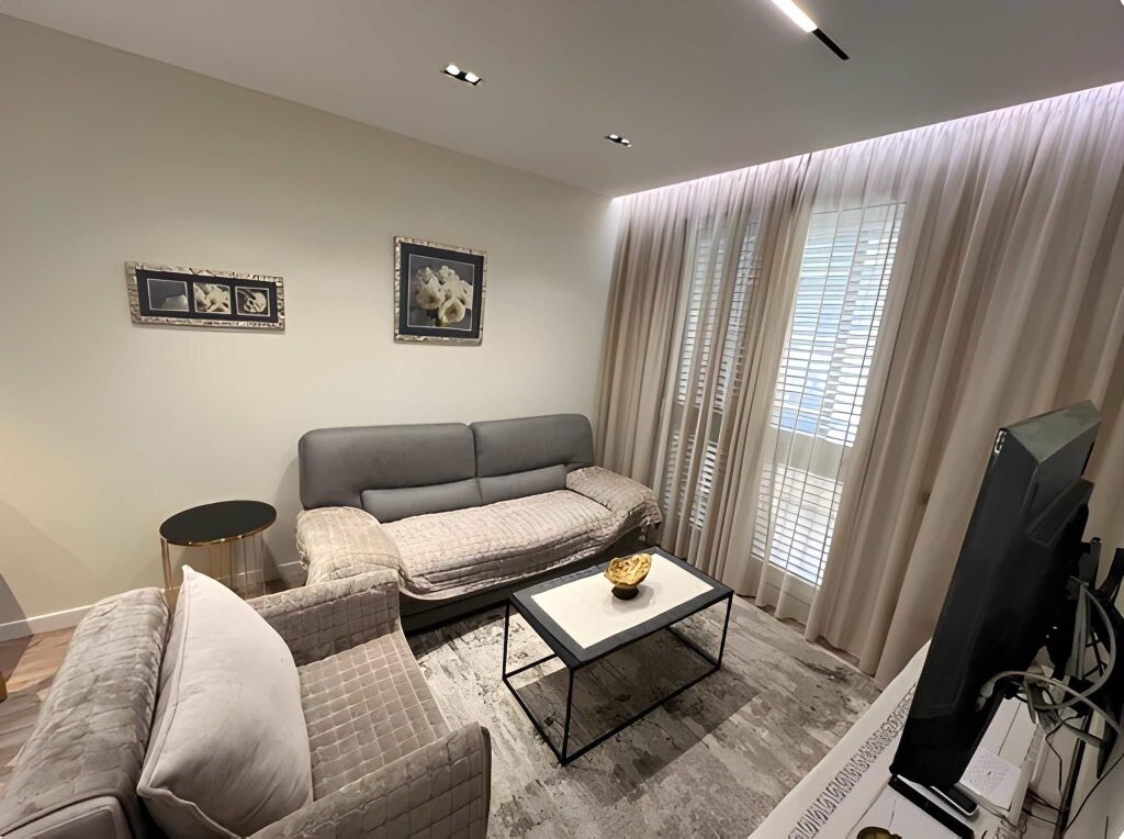 Affittasi appartamento 1+1 + balcone – Nel centro di Tirana!