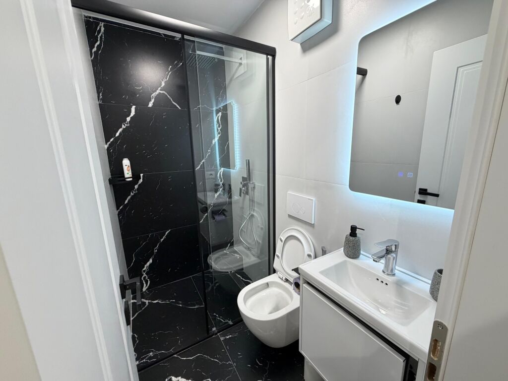 🔥 SUPER INVESTIMENTO in 21 Dhjetori!  🏢 Vendesi in vendita 2 Appartamenti 1+1 (insieme) 📍 All'incrocio di 21 Dhjetori 🏢 5° piano (ultimo) – edificio esistente, senza ascensore 📐 65 m² nel registro  ✨ Completamente arredati 🆕 Ristrutturati e mai abitati 💼 Ideali per affitto a lungo termine o giornaliero (Airbnb)  💶 200.000 € (entrambi insieme)  