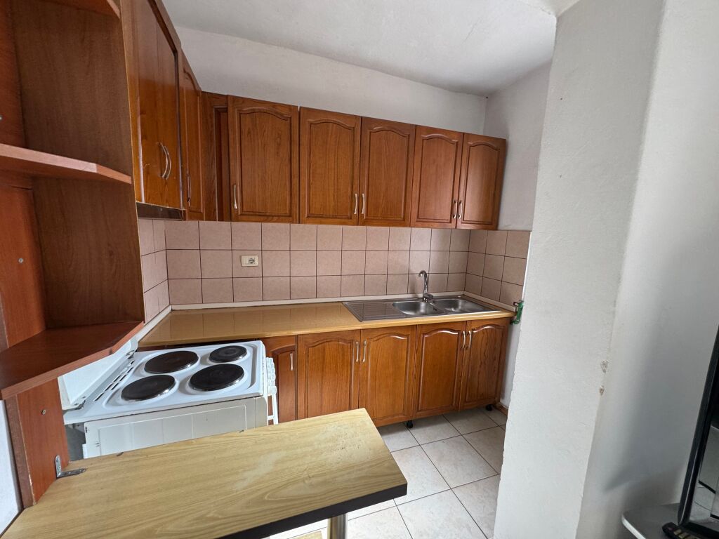 Jepet me qera apartament 1+1 📍 Tek Rruga Mine Peza 🏢 Kati i 3-të, pallat ekzistues (pa ashensor) 💶 Çmimi: 55000leke