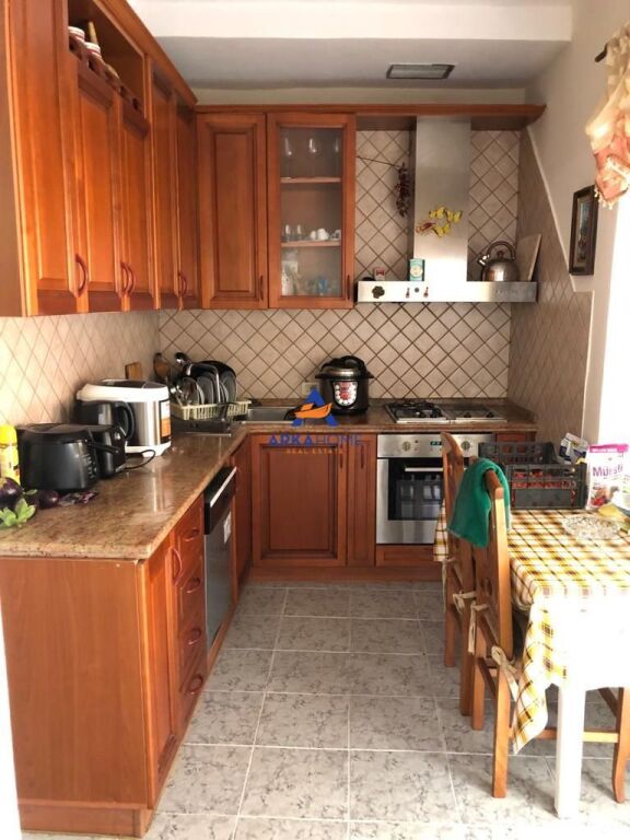 VENDESI DUPLEX 235M2 "VIA MUHAMET GJOLLESHA, ALL'INCROCIO 21 DICEMBRE" 400000 EURO