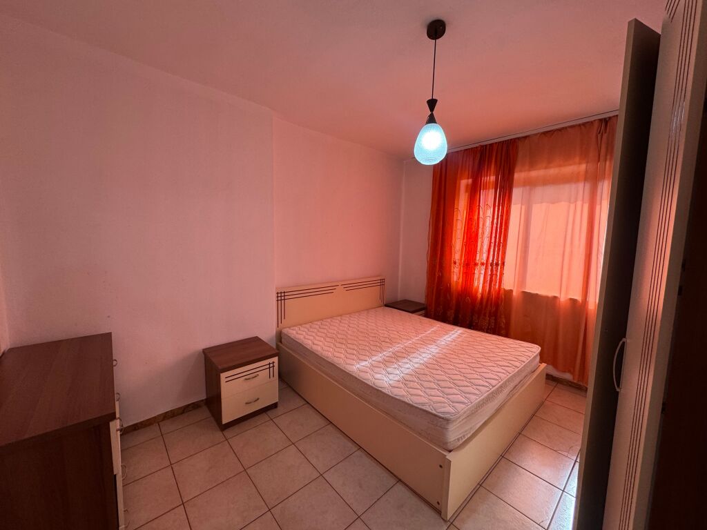 Jepet me qera apartament 1+1 📍 Tek Rruga Mine Peza 🏢 Kati i 3-të, pallat ekzistues (pa ashensor) 💶 Çmimi: 55000leke