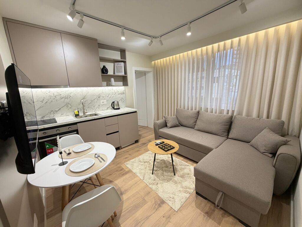 🔥 SUPER INVESTIMENTO in 21 Dhjetori!  🏢 Vendesi in vendita 2 Appartamenti 1+1 (insieme) 📍 All'incrocio di 21 Dhjetori 🏢 5° piano (ultimo) – edificio esistente, senza ascensore 📐 65 m² nel registro  ✨ Completamente arredati 🆕 Ristrutturati e mai abitati 💼 Ideali per affitto a lungo termine o giornaliero (Airbnb)  💶 200.000 € (entrambi insieme)  
