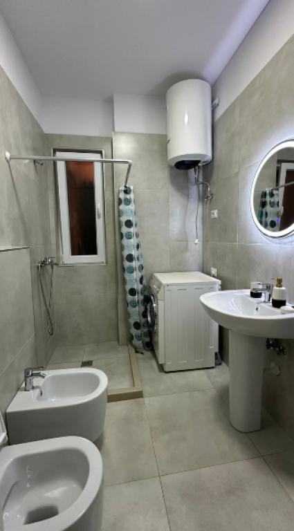 🏢 Jepet me Qira Apartament 1+1 + Post Parkimi – Rruga 5 Maji  