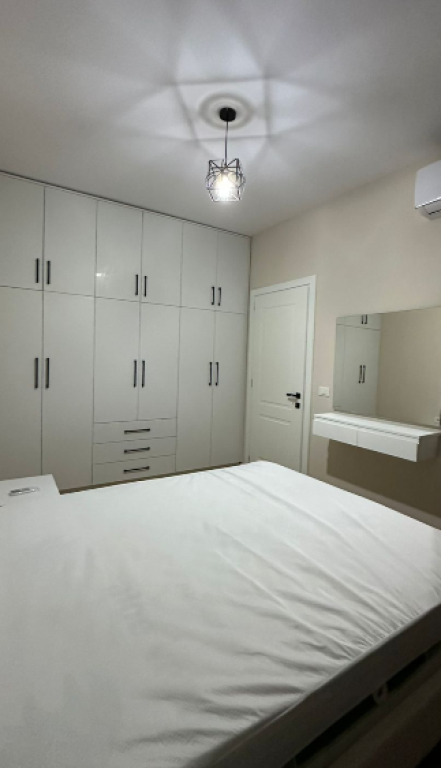 🏢 Jepet me Qira Apartament 1+1 + Post Parkimi – Rruga 5 Maji  