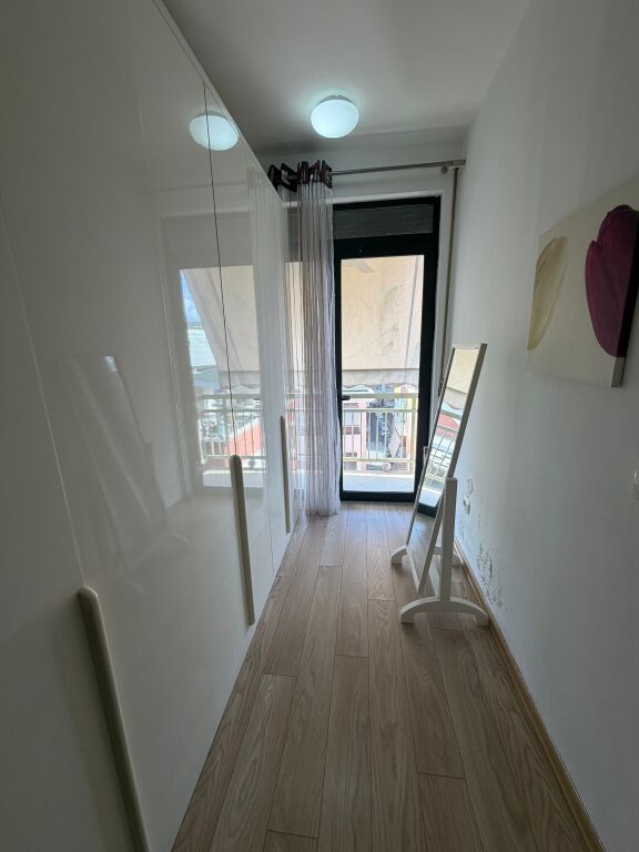 2+1,e mobiluar me post parkimi,rruga peti,liqeni,700 euro