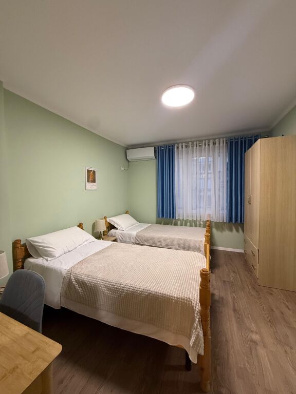 🏠 Jepet me Qira Apartament 2+1 📍 Myslym Shyr  🏢 Kati i 3, pallat ekzistues 📐 Siperfaqe: 93.7 m² 💶 Çmimi: 80.000 Leke / Muaj
