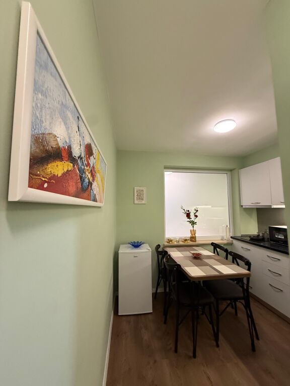 🏠 Jepet me Qira Apartament 2+1 📍 Myslym Shyr  🏢 Kati i 3, pallat ekzistues 📐 Siperfaqe: 93.7 m² 💶 Çmimi: 80.000 Leke / Muaj