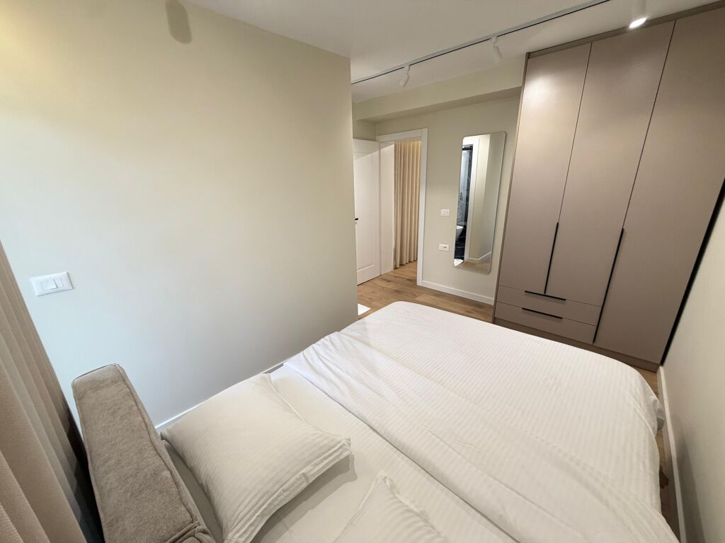 🔥 SUPER INVESTIMENTO in 21 Dhjetori!  🏢 Vendesi in vendita 2 Appartamenti 1+1 (insieme) 📍 All'incrocio di 21 Dhjetori 🏢 5° piano (ultimo) – edificio esistente, senza ascensore 📐 65 m² nel registro  ✨ Completamente arredati 🆕 Ristrutturati e mai abitati 💼 Ideali per affitto a lungo termine o giornaliero (Airbnb)  💶 200.000 € (entrambi insieme)  