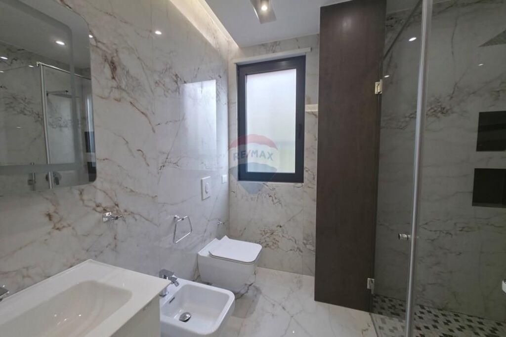 APARTMENT 3+1+2 WITH YARD+2 PARKING SPOTS FOR RENT!