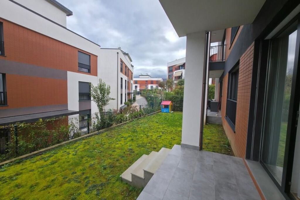 APARTMENT 3+1+2 WITH YARD+2 PARKING SPOTS FOR RENT!